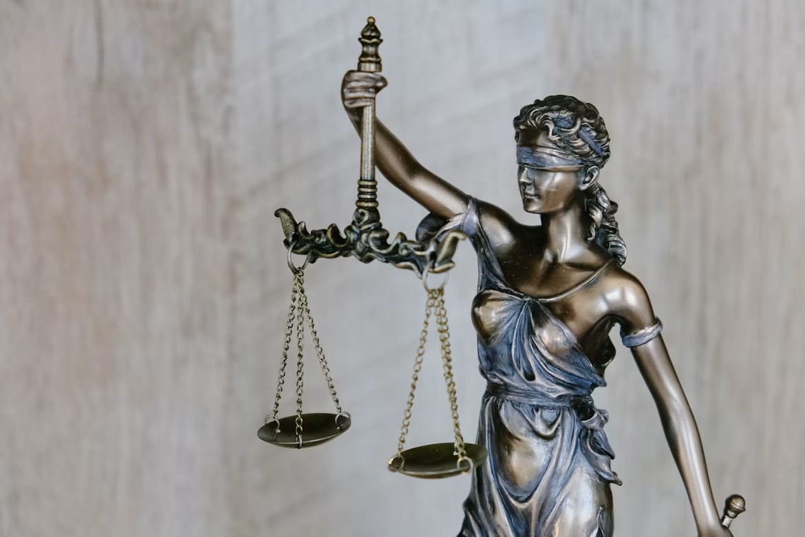 Balanza de la justicia, símbolo del bufete